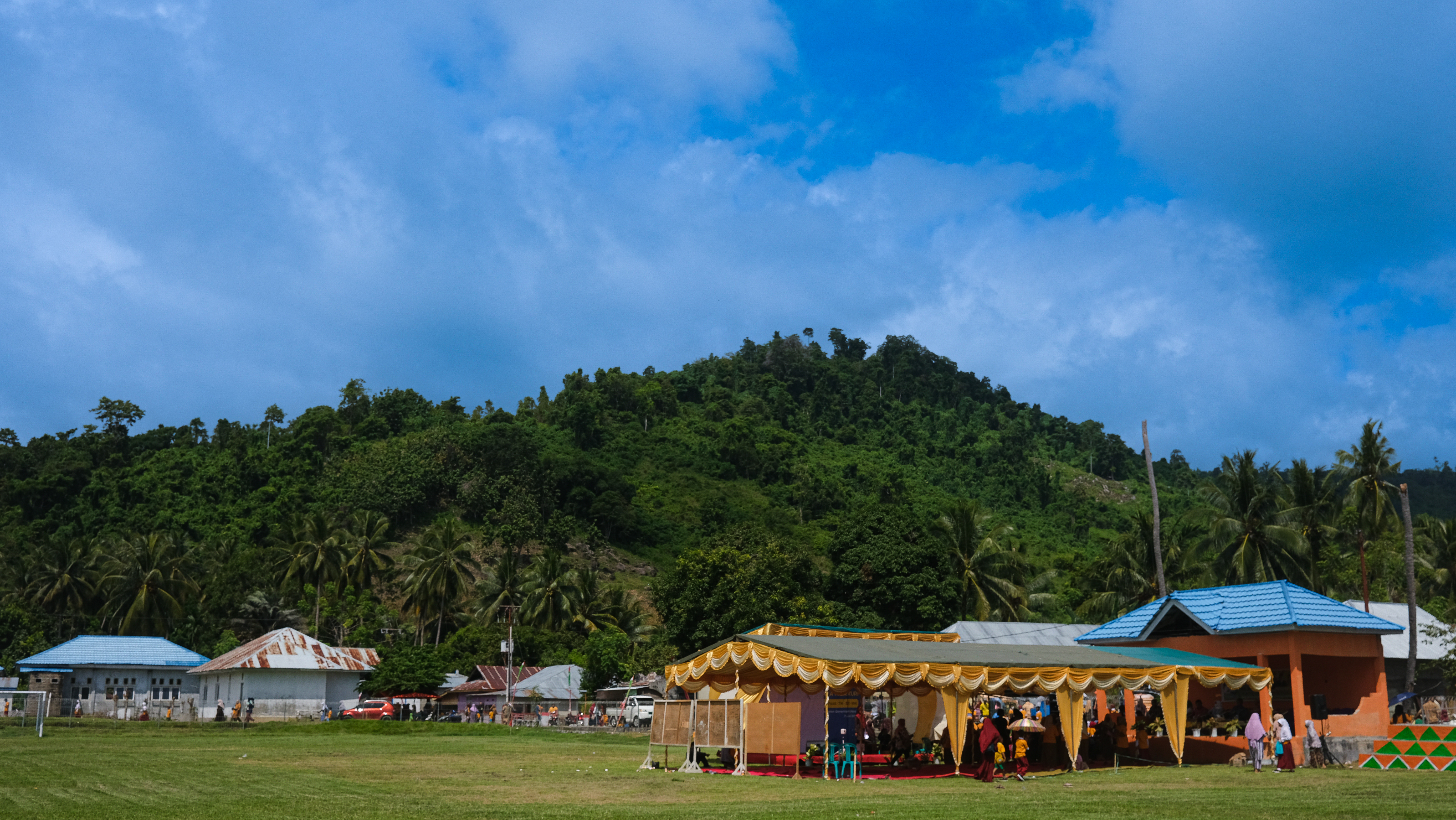 Underneath a yellow tent on a sunny day; a perfect environment for the storytelling event.