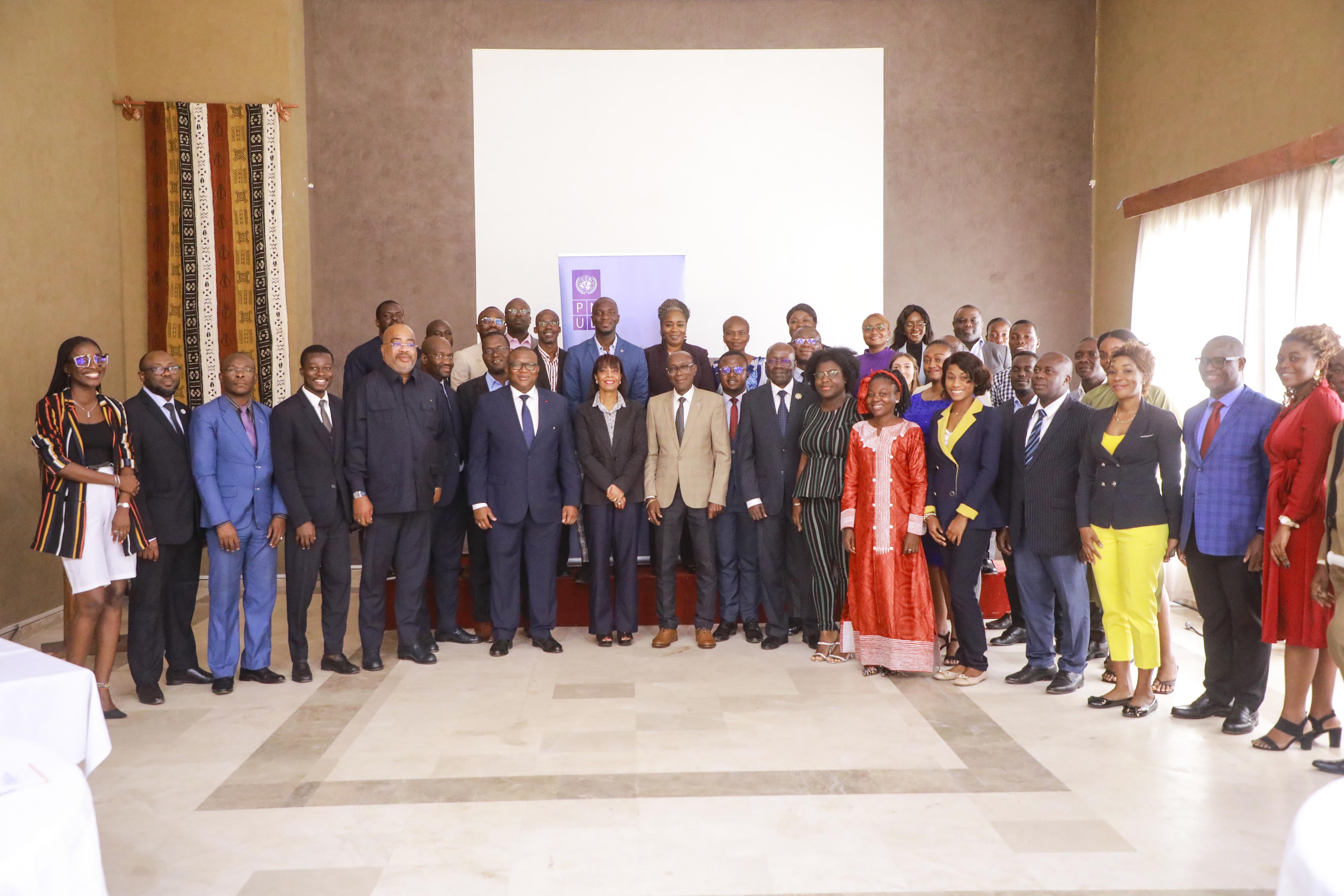 Photo de famille avec le Ministre de la Communication et de l'Economie Numérique aux côtés de Madame la Représentante Résidente du PNUD