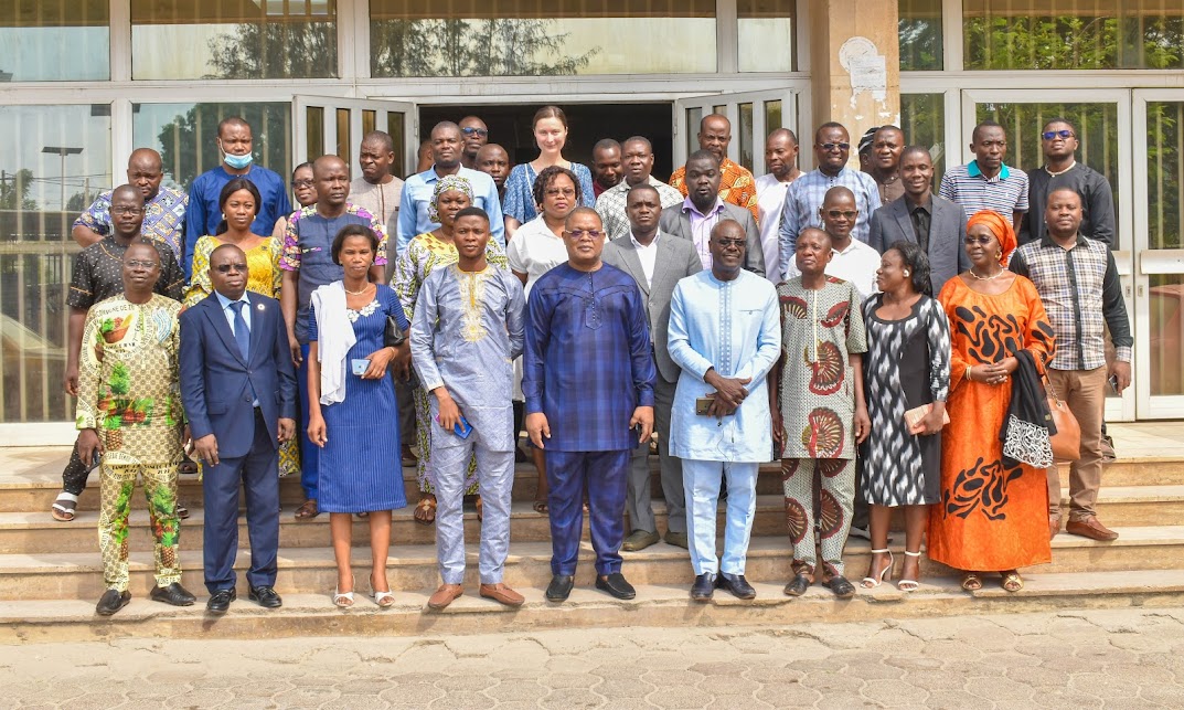 Photo de famille de quelques participants à la formation des formateurs