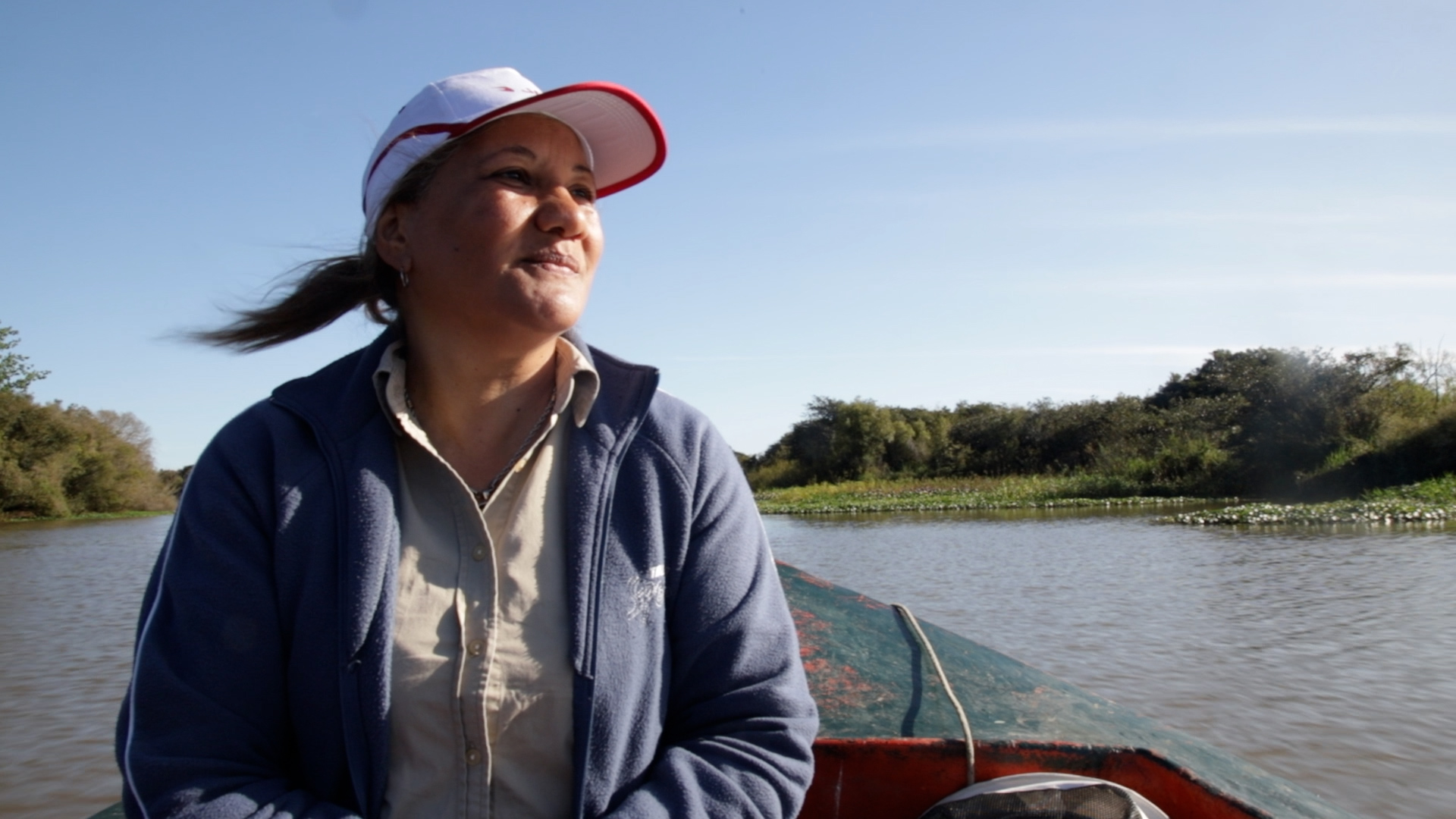 Mujer navegando en canoa mirando al horizonte