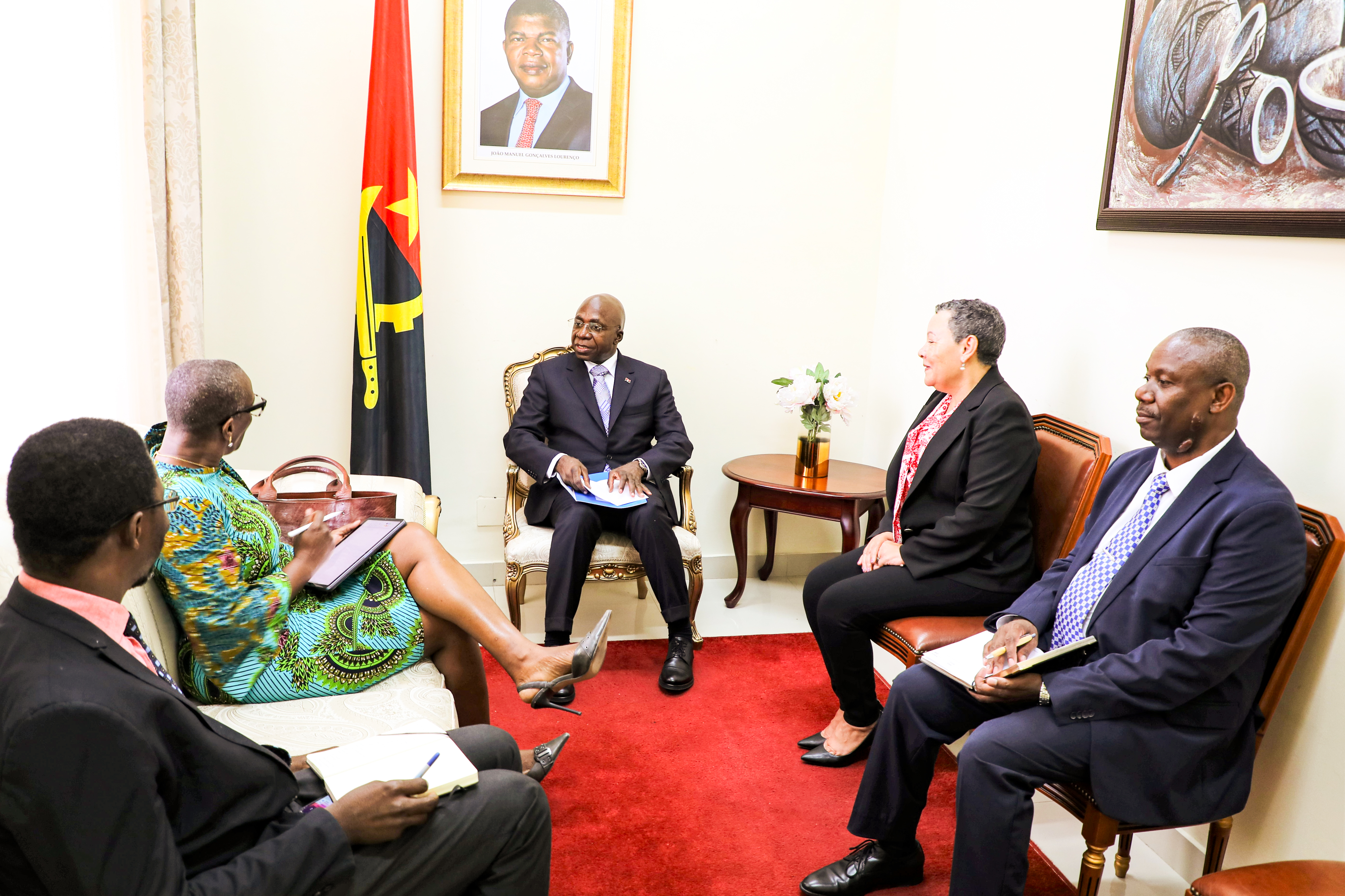 Participantes na audiência de apresentação das Cartas Credenciais que habilitam a Sra. Denise António a exercer as funções de Representante Residente PNUD em Angola. 