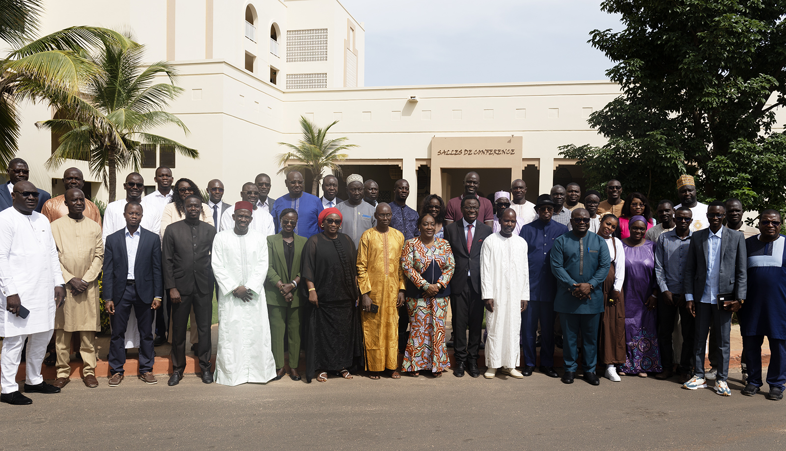 Groupe d'hommes et de femmes en plein air