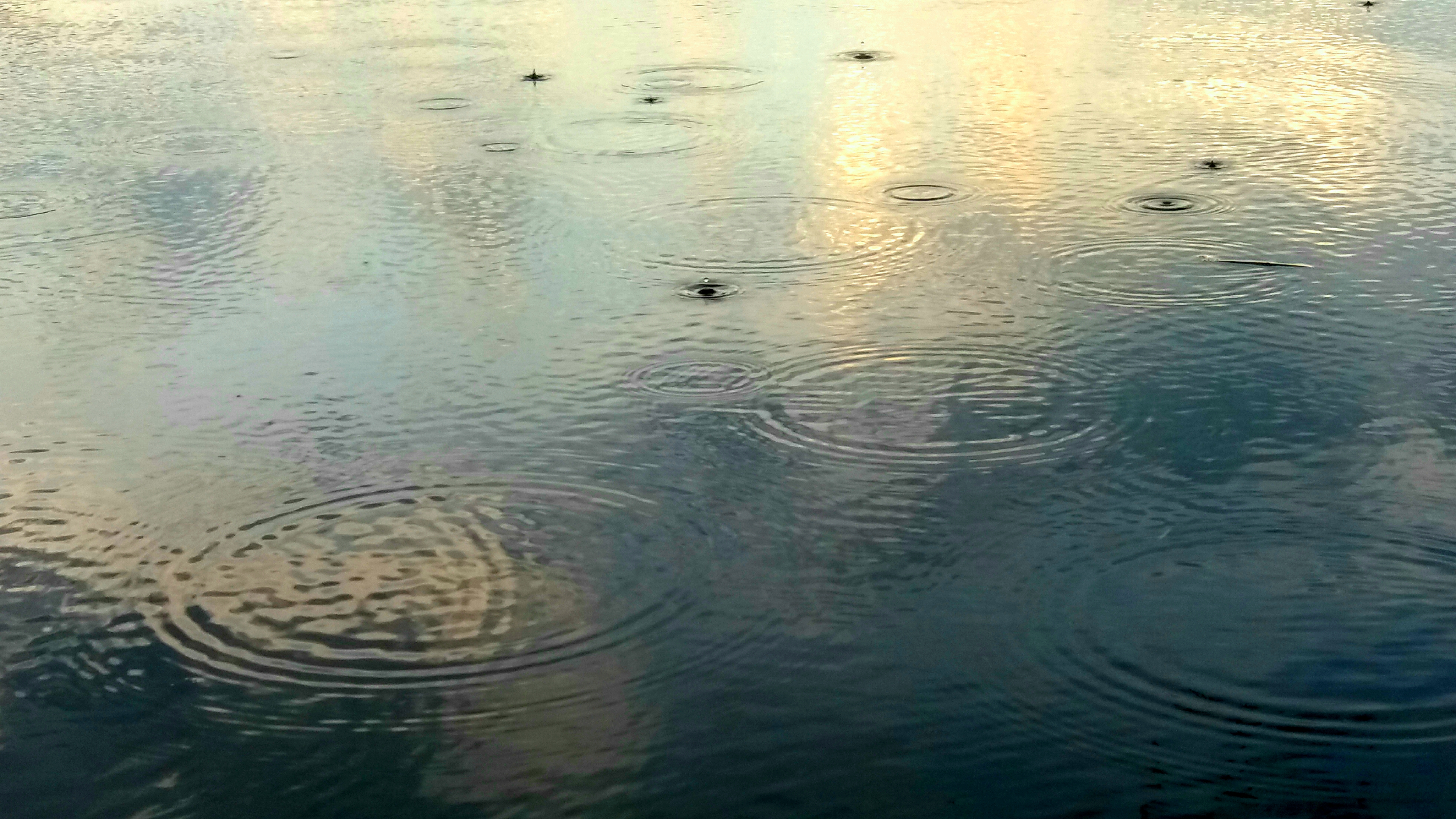 imagen de río sobre el que caen primeras gotas de agua