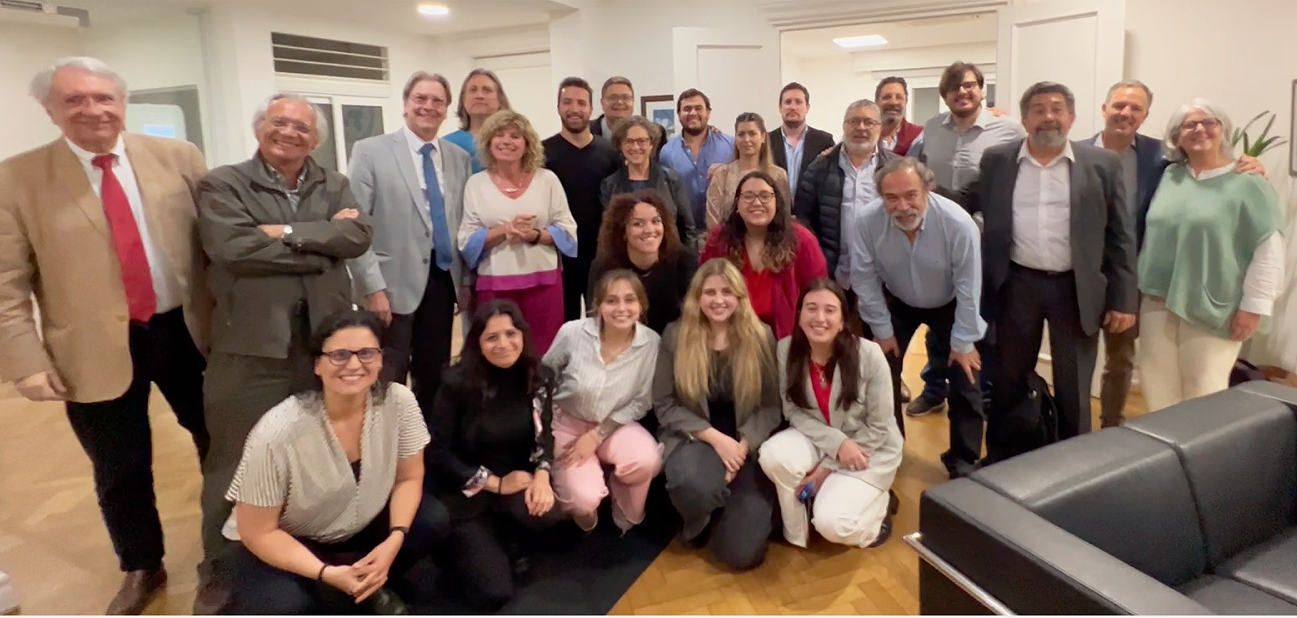 Representantes de las generaciones 80 y 83 junto a integrantes de las Juventudes Interpartidarias y del equipo del pNUD