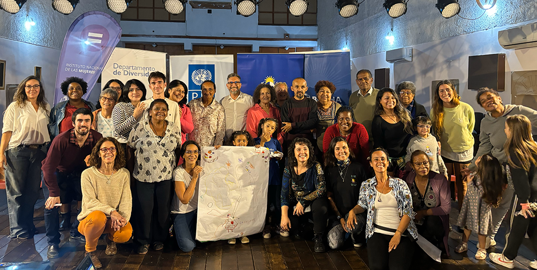 Foto grupal con participantes del conversatorio