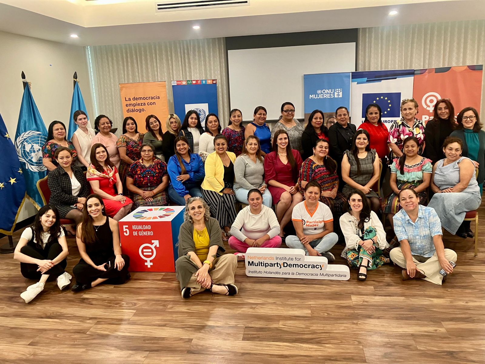 Un grupo de personas posando para una foto