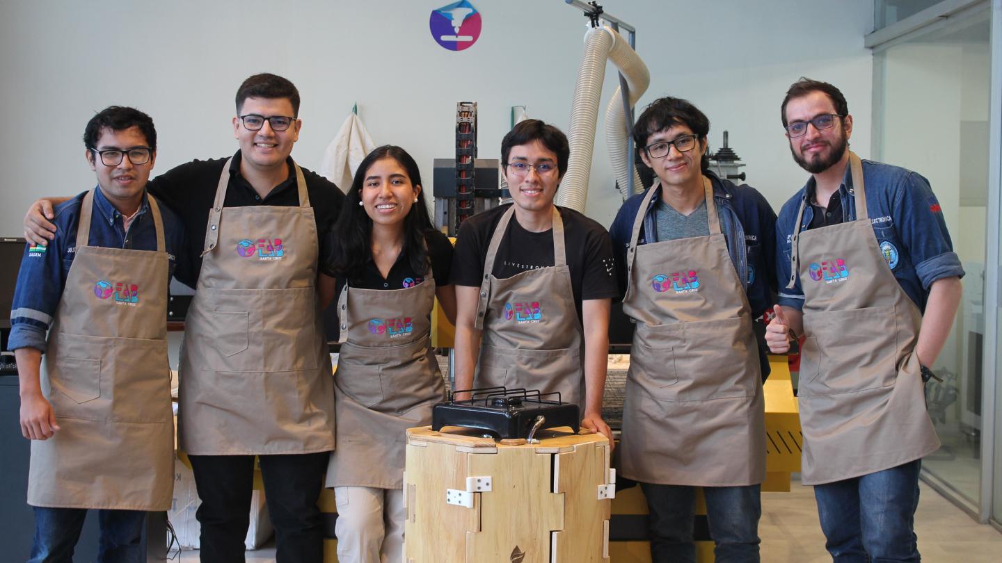 Un grupo de personas posando para la cámara